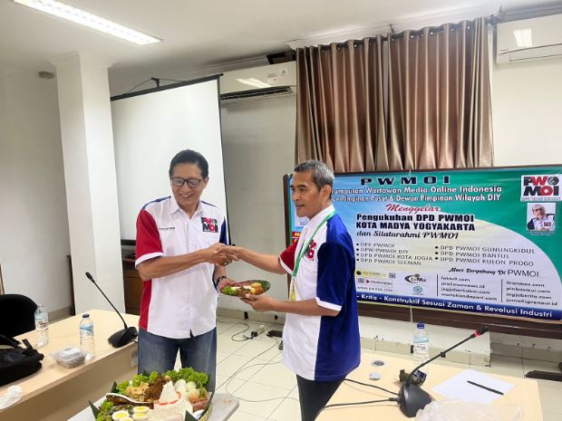 pwmoi Gusti aning ke juma tumpeng, mbabar tumpeng
